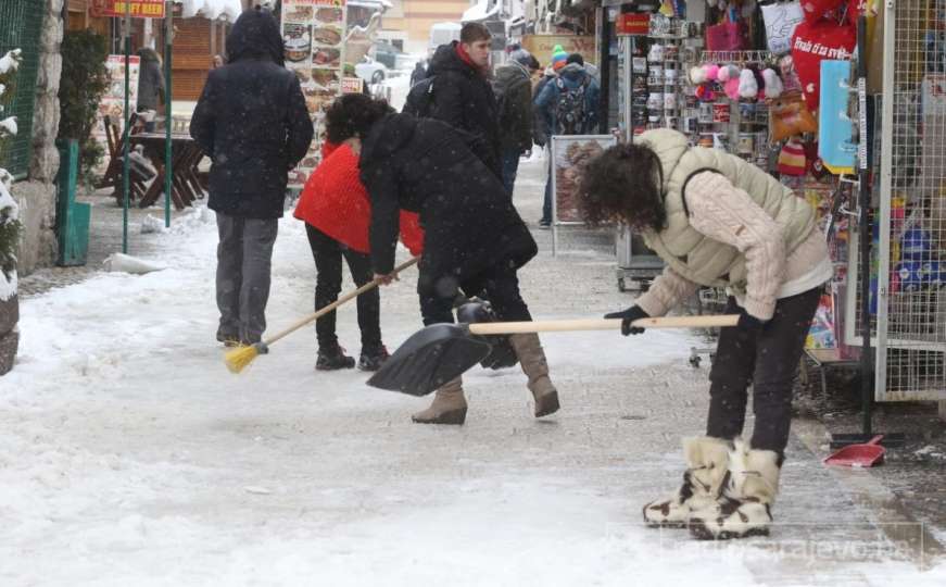 Prodavci i građani čiste snijeg ispred radnji i ulaza, ekipe RAD-a na terenu